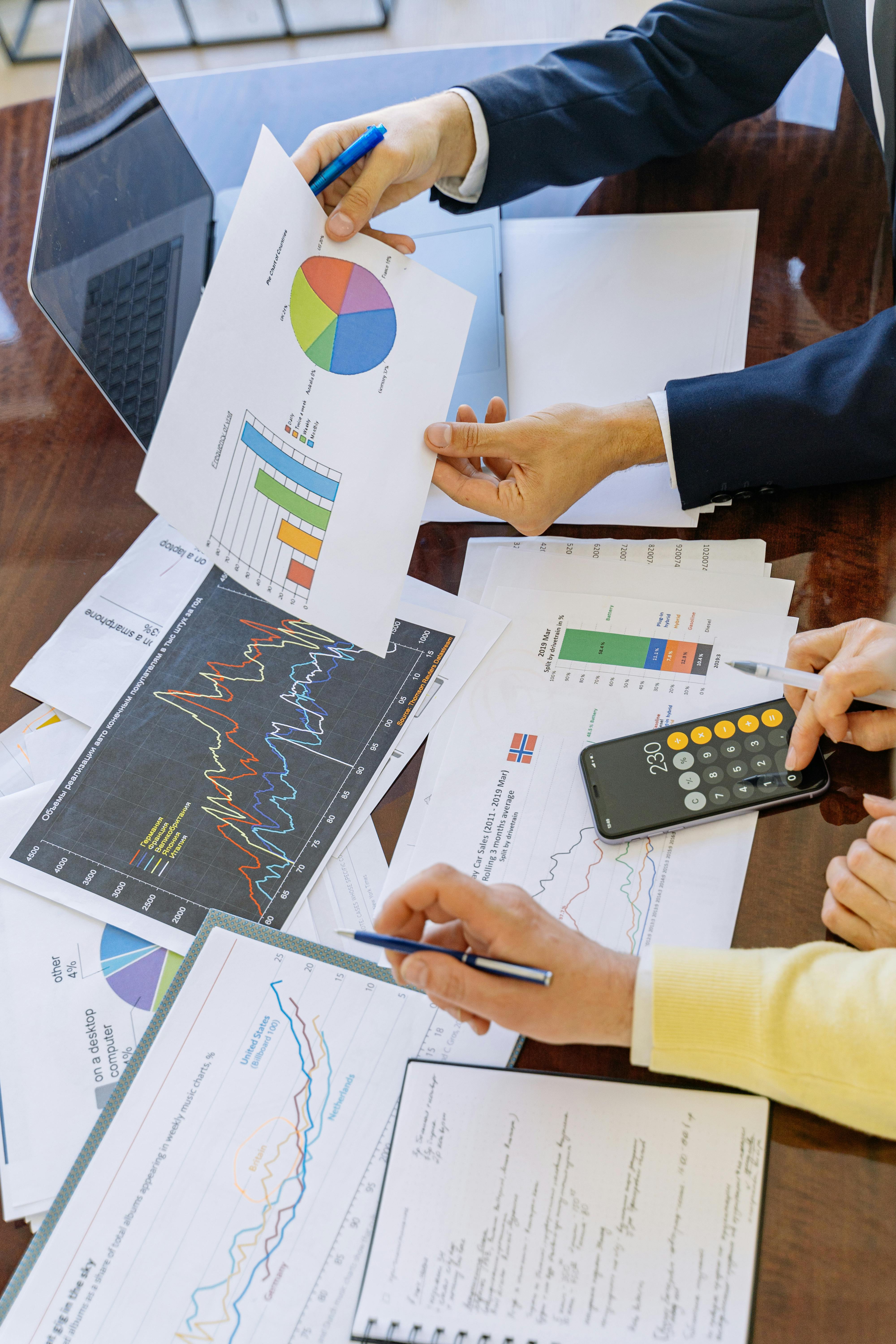 Profissionais de negócios analisando gráficos, dados e dashboards de IA em tempo real